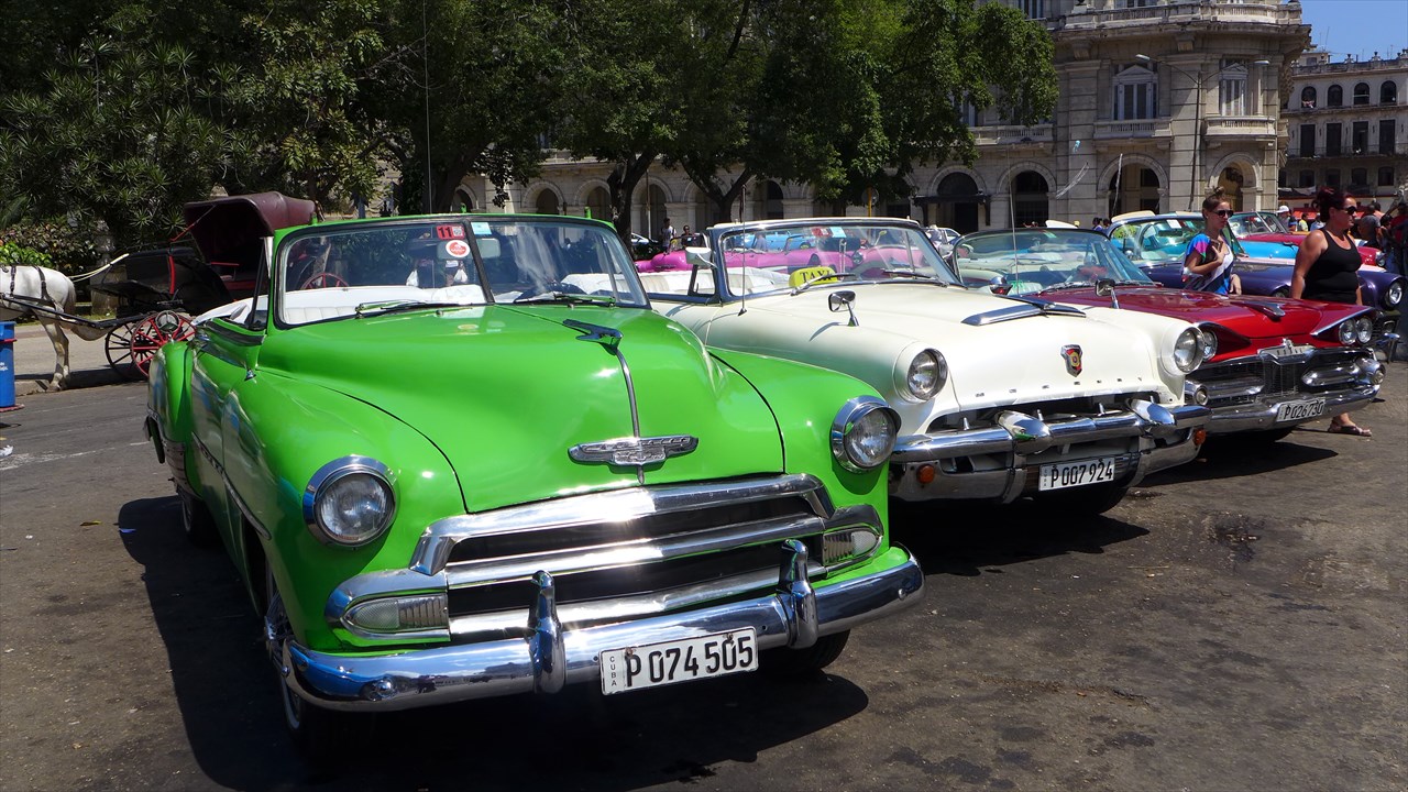 レトロなオープンカーがずらり並ぶセントラル広場 キューバ旅行情報館